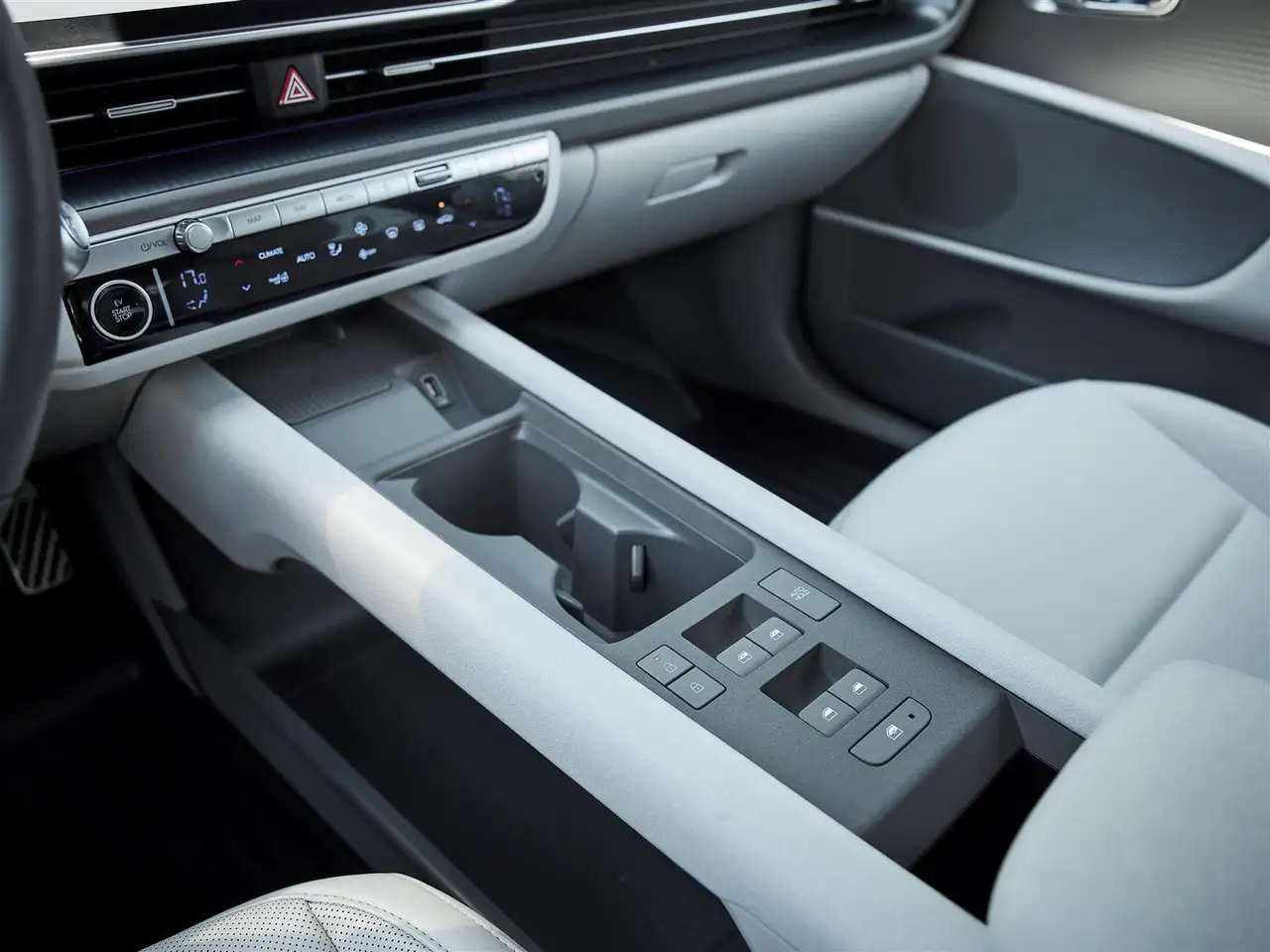 Hyundai IONIQ 6 photo Hyundai IONIQ 6