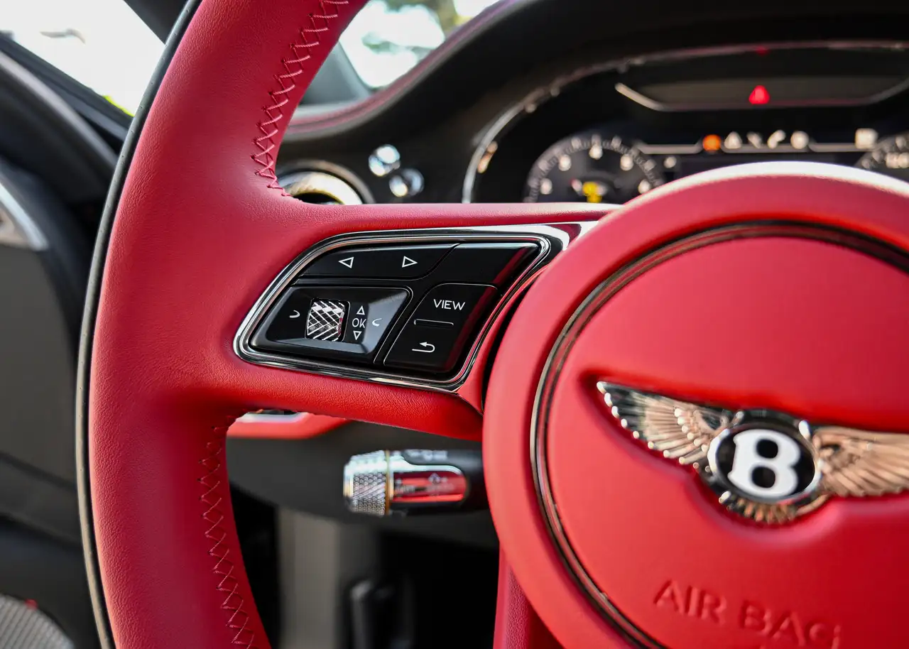 Bentley Flying Spur снимка Bentley Flying Spur
