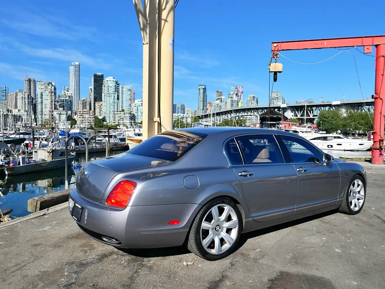 Bentley Flying Spur снимка Bentley Flying Spur