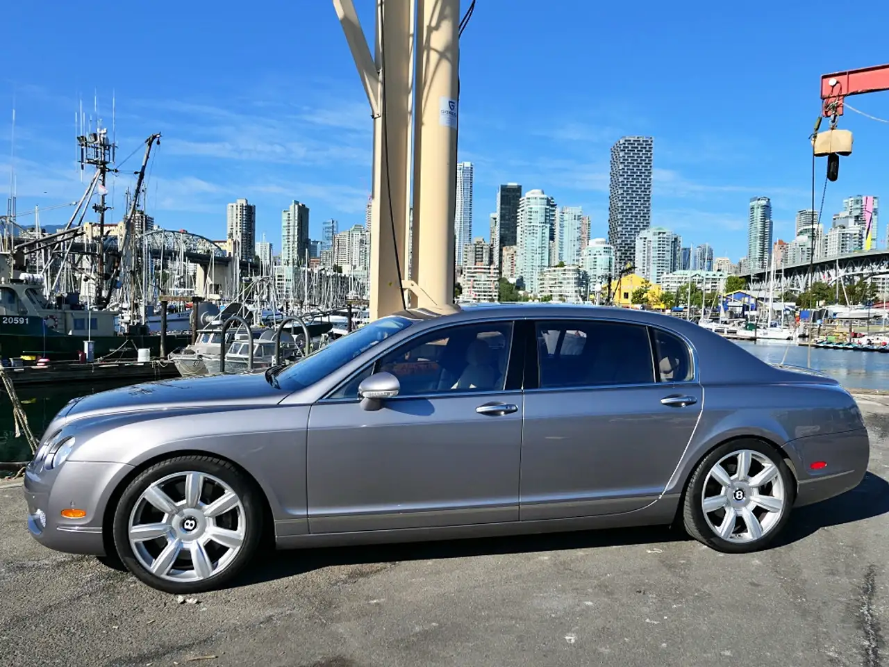 Bentley Flying Spur снимка Bentley Flying Spur