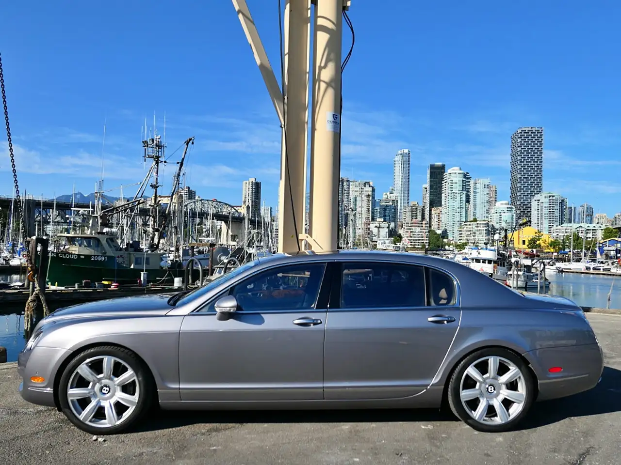 Bentley Flying Spur снимка Bentley Flying Spur