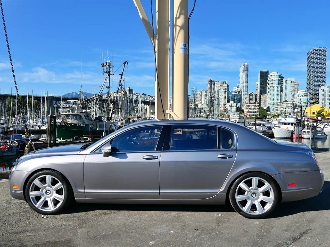 Bentley Flying Spur снимка Bentley Flying Spur