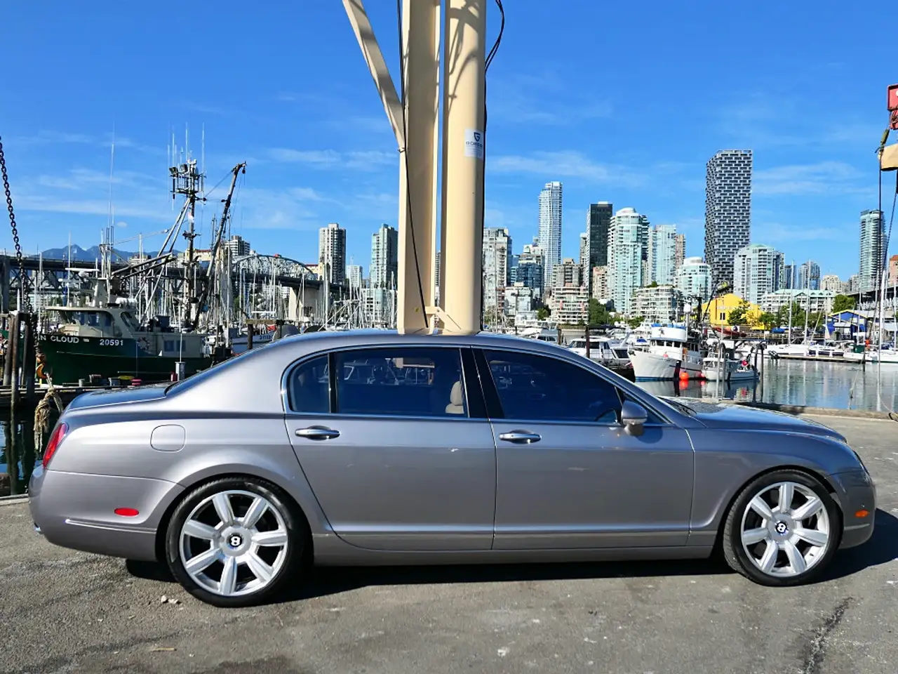 Bentley Flying Spur снимка Bentley Flying Spur