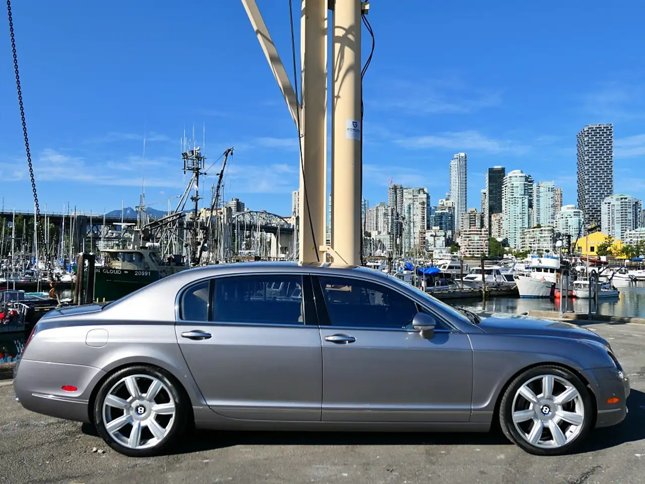 Bentley Flying Spur снимка Bentley Flying Spur
