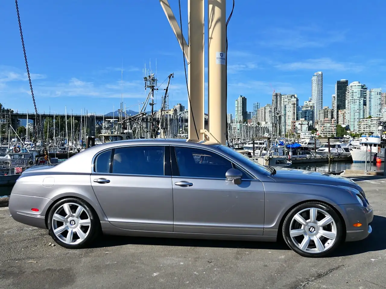 Bentley Flying Spur снимка Bentley Flying Spur