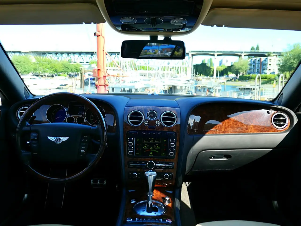 Bentley Flying Spur снимка Bentley Flying Spur