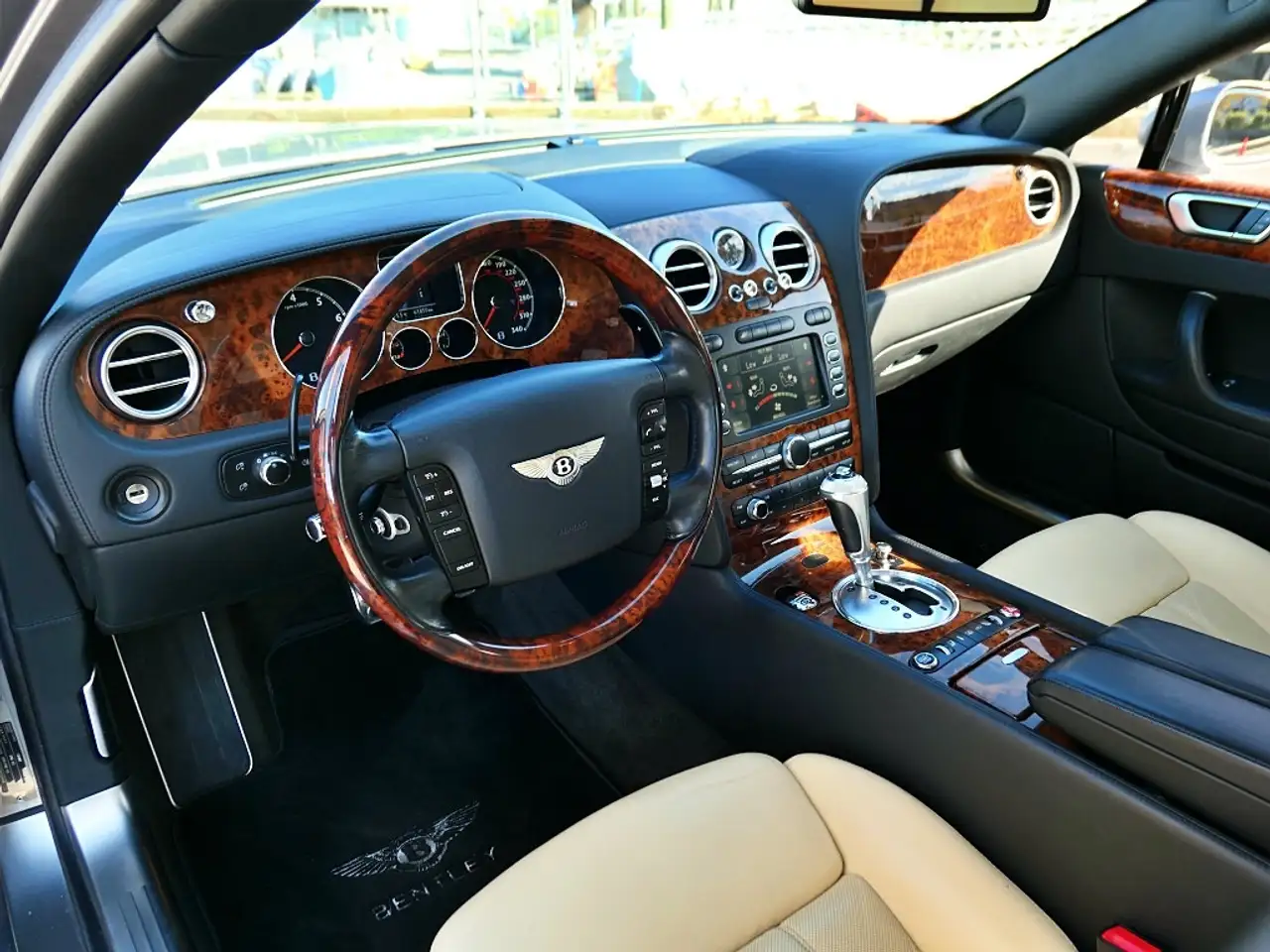 Bentley Flying Spur снимка Bentley Flying Spur