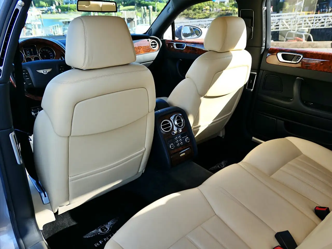 Bentley Flying Spur снимка Bentley Flying Spur