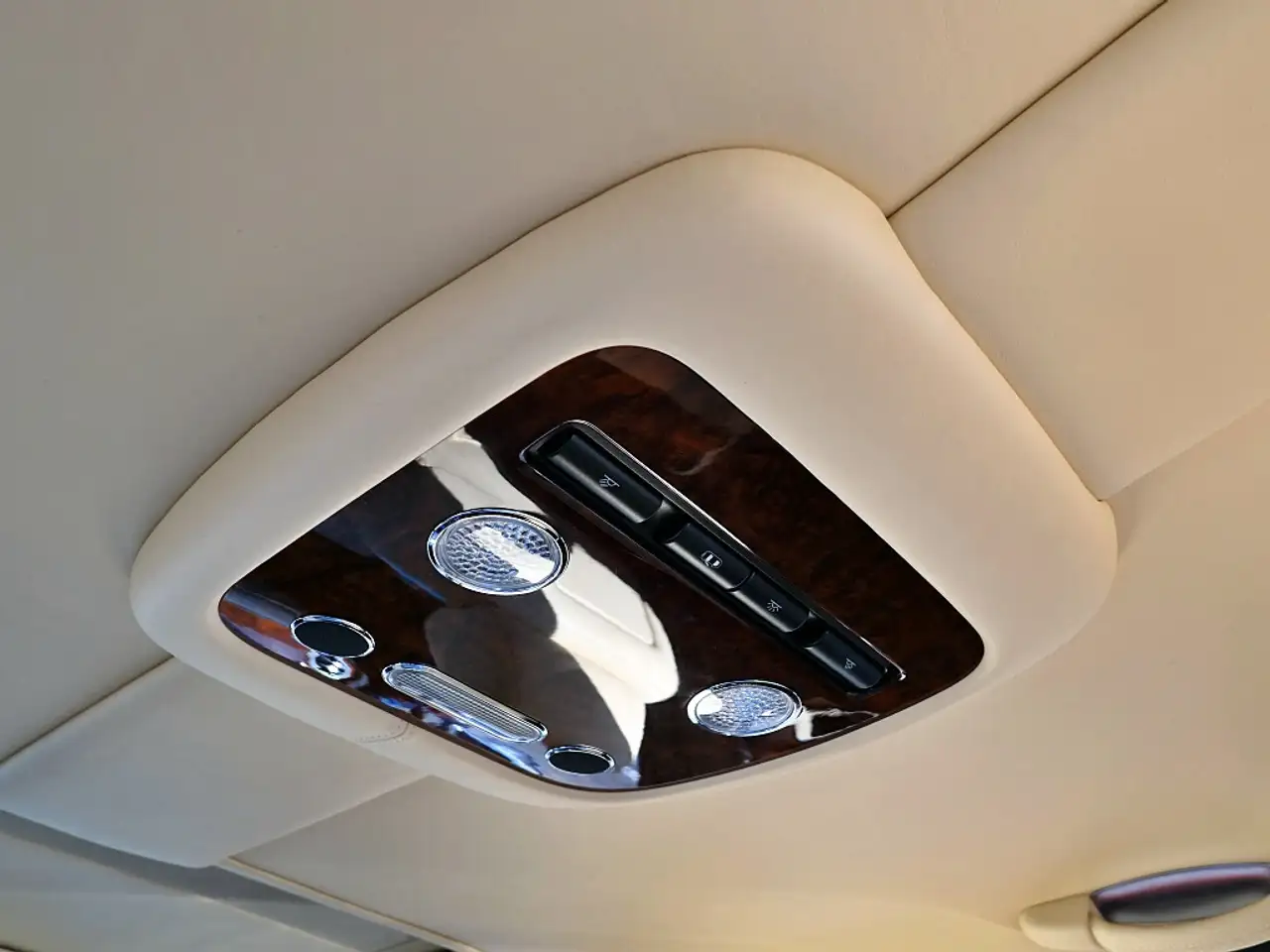 Bentley Flying Spur снимка Bentley Flying Spur