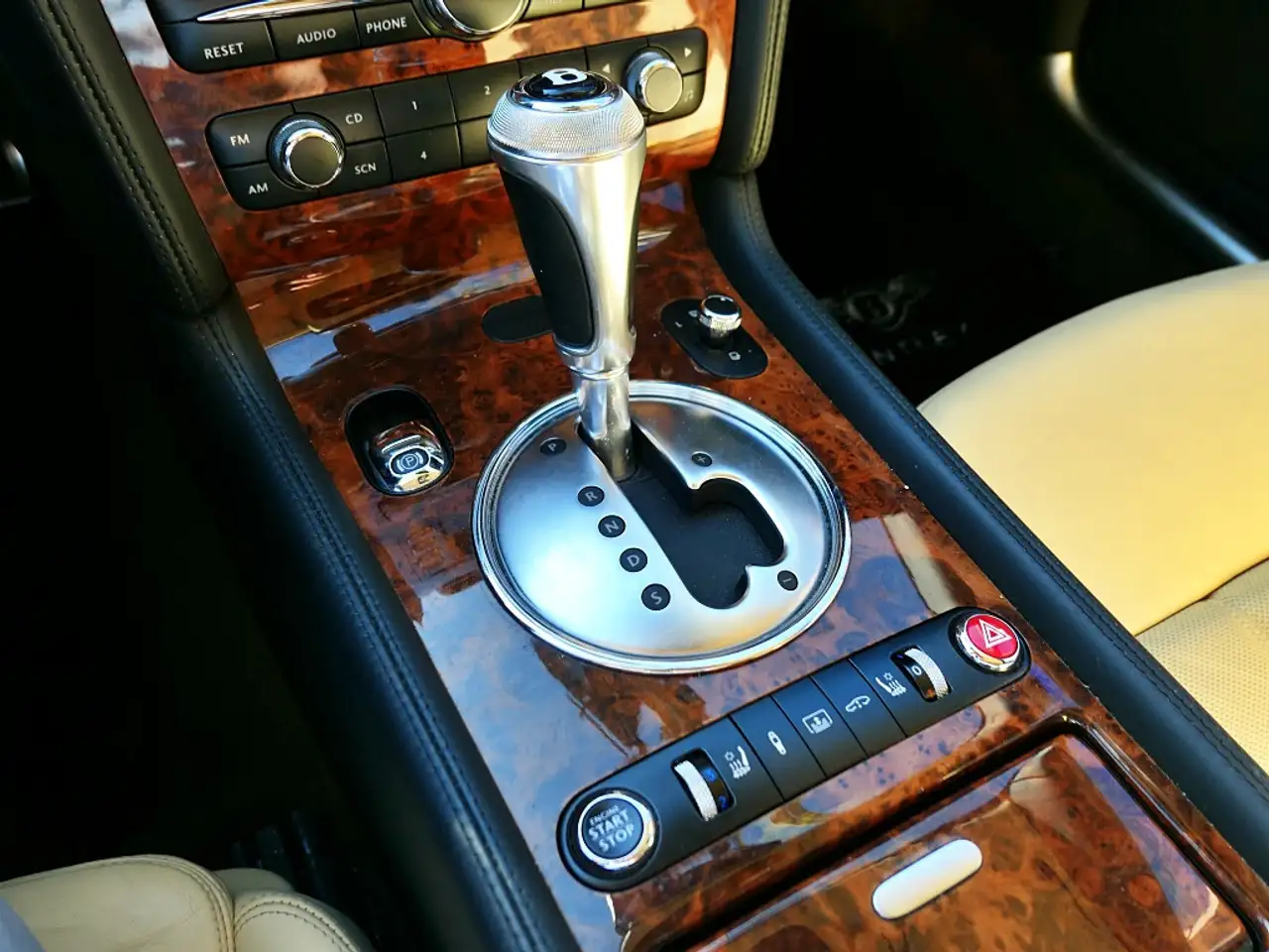 Bentley Flying Spur снимка Bentley Flying Spur