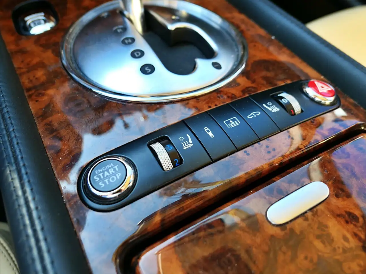 Bentley Flying Spur снимка Bentley Flying Spur