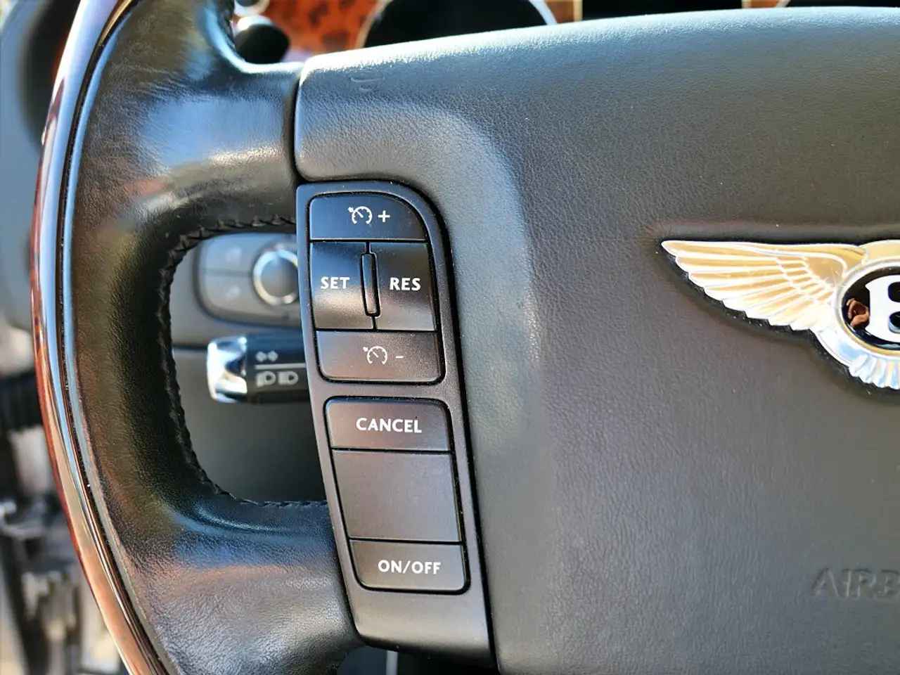 Bentley Flying Spur снимка Bentley Flying Spur