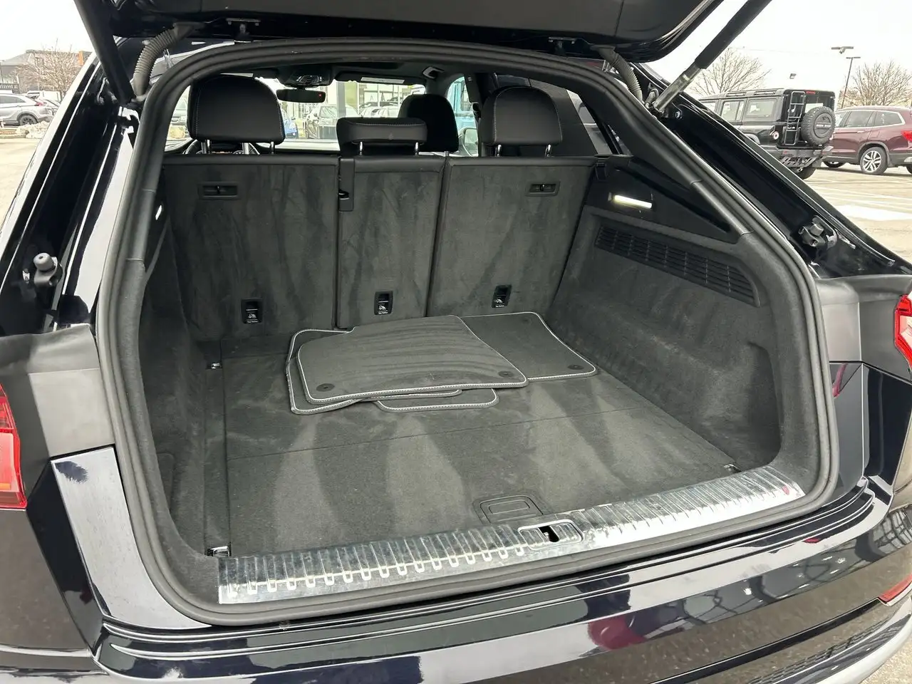 Audi Q8 снимка Audi Q8