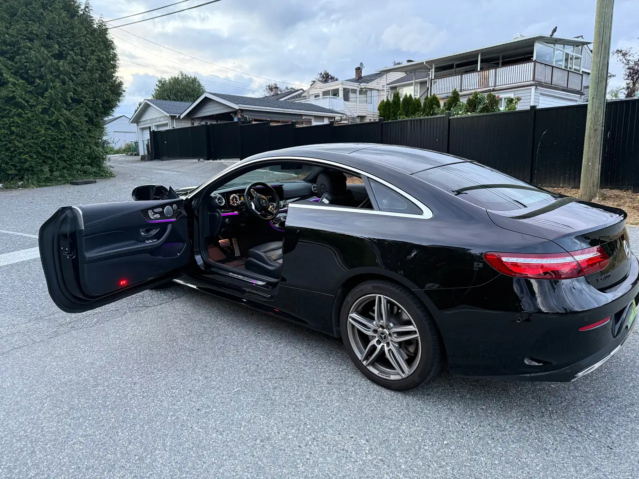 Mercedes-Benz E-Class снимка Mercedes-Benz E-Class