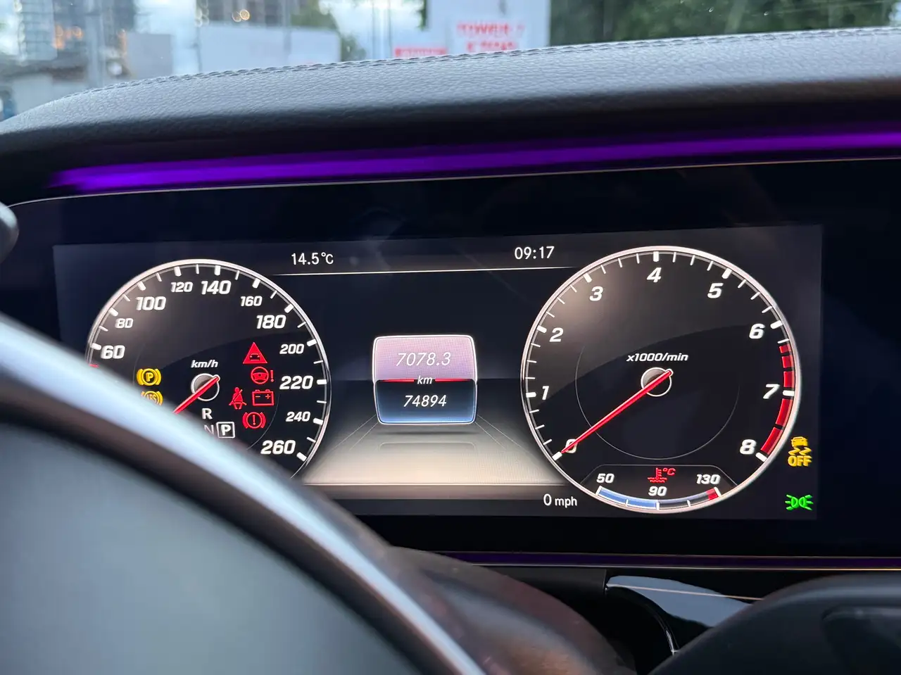 Mercedes-Benz E-Class снимка Mercedes-Benz E-Class