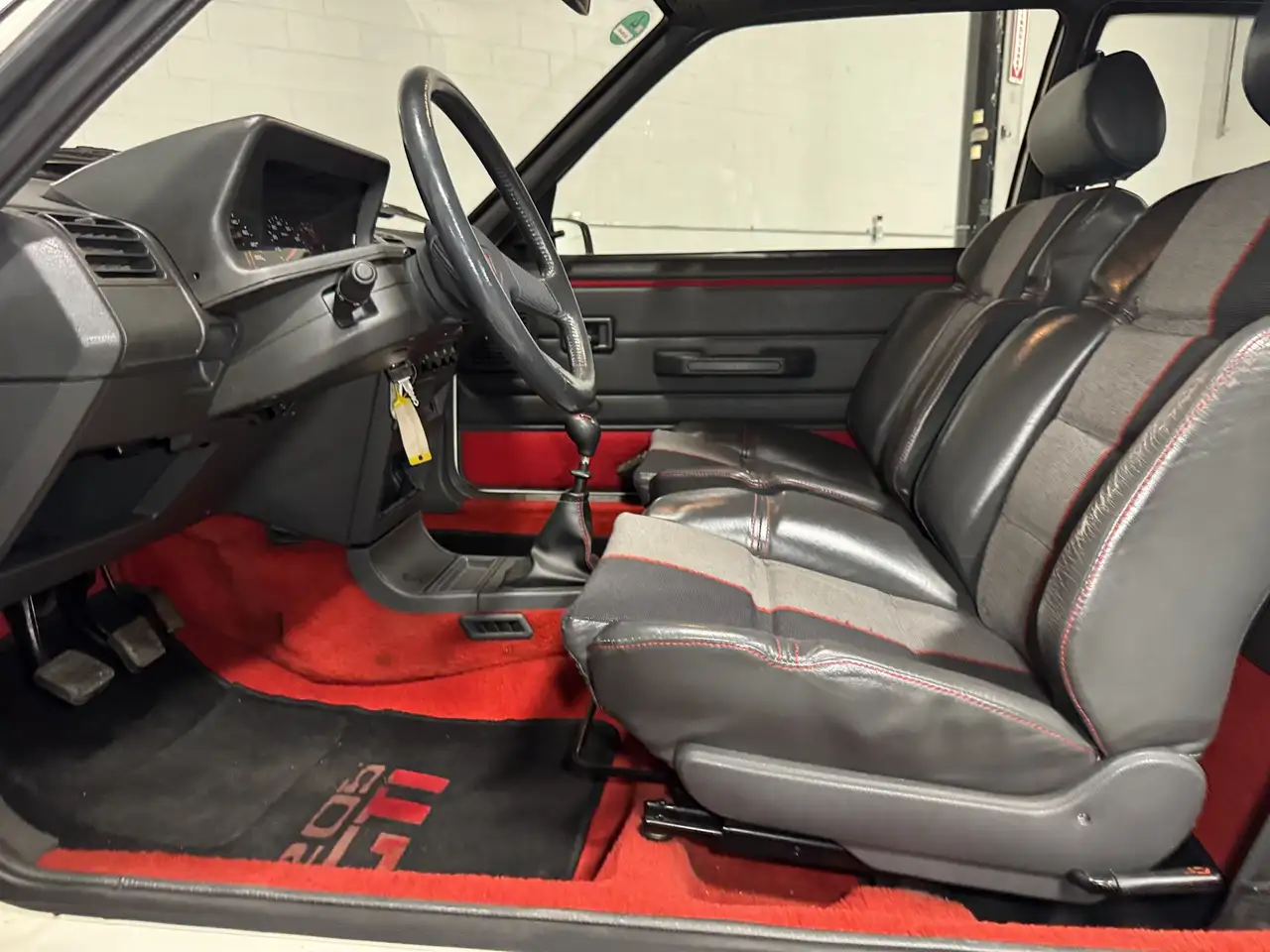 Peugeot 205 снимка Peugeot 205
