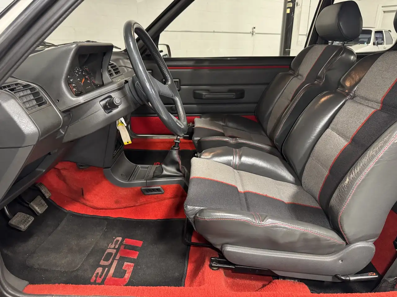 Peugeot 205 снимка Peugeot 205