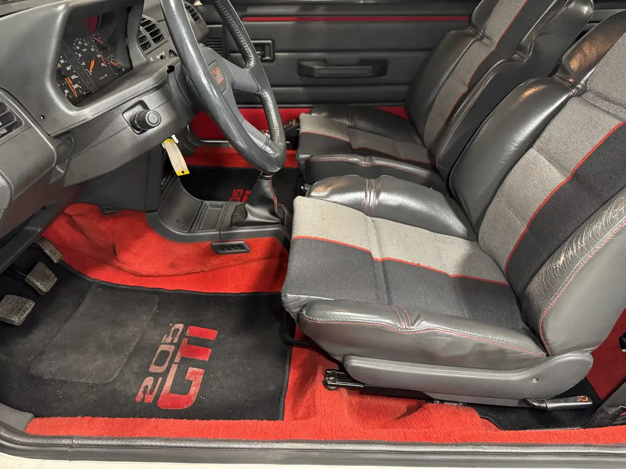 Peugeot 205 снимка Peugeot 205