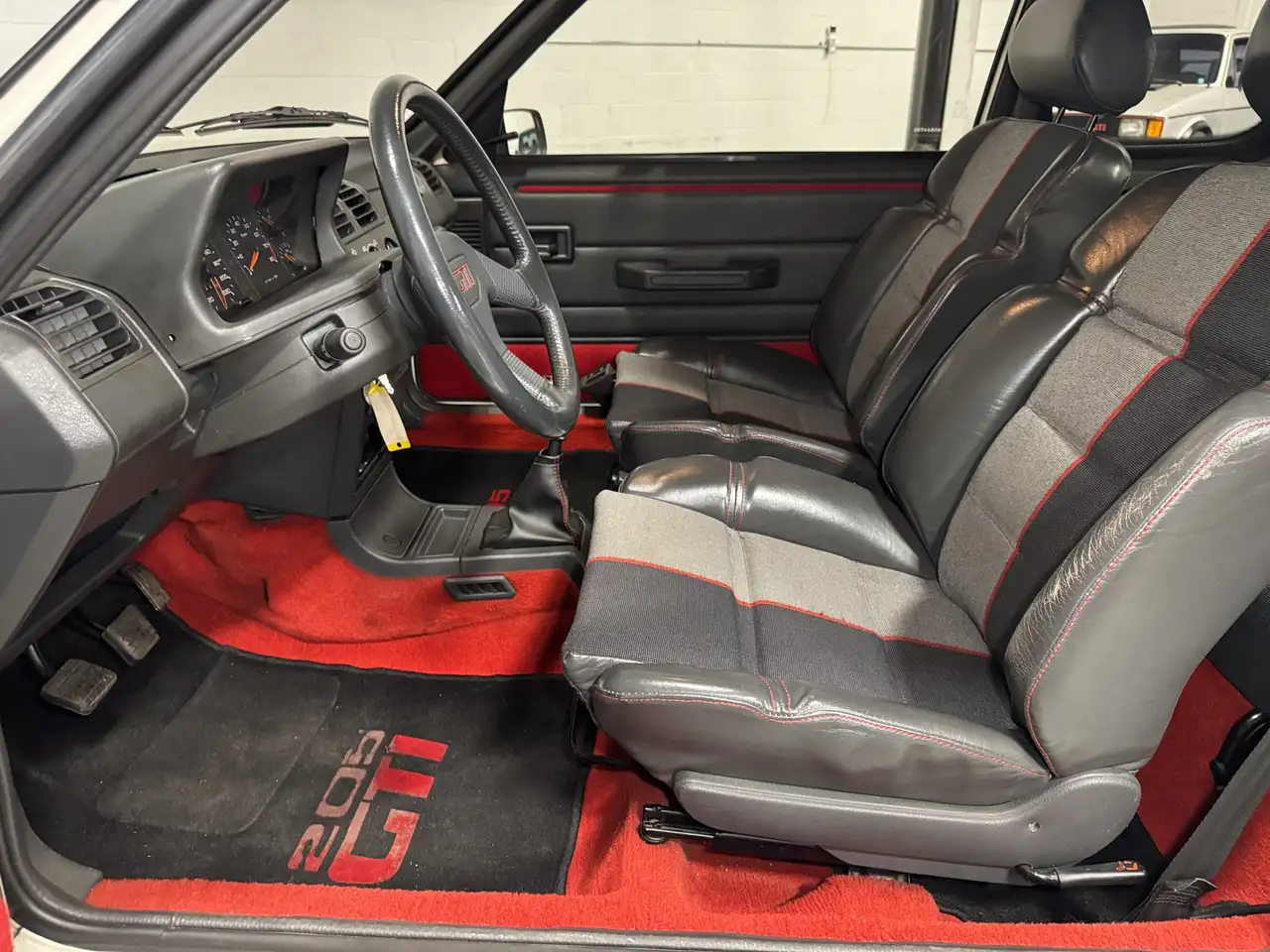 Peugeot 205 снимка Peugeot 205