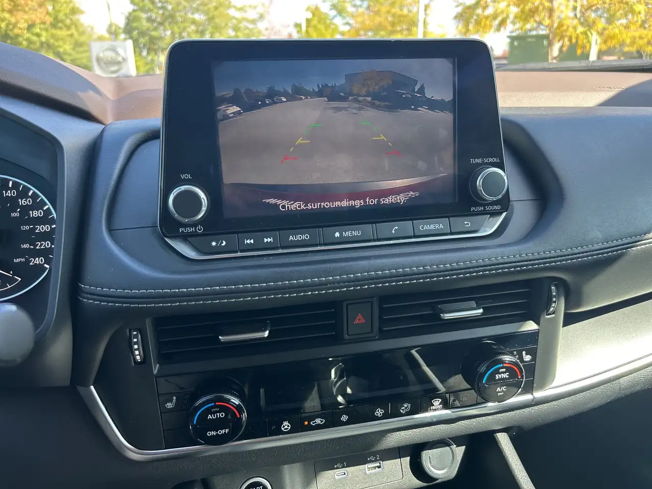 Nissan Rogue снимка Nissan Rogue
