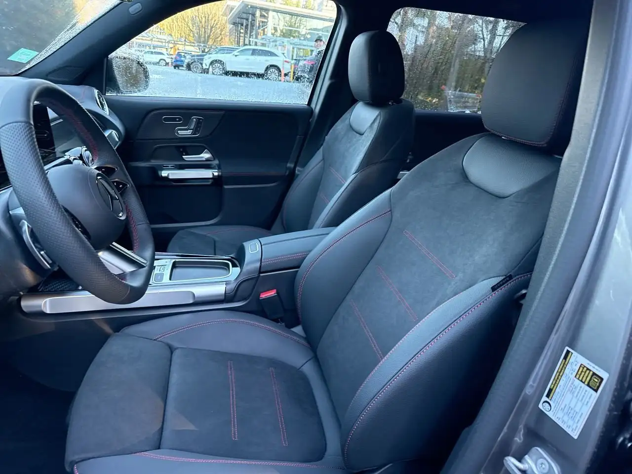 Mercedes-Benz EQB снимка Mercedes-Benz EQB