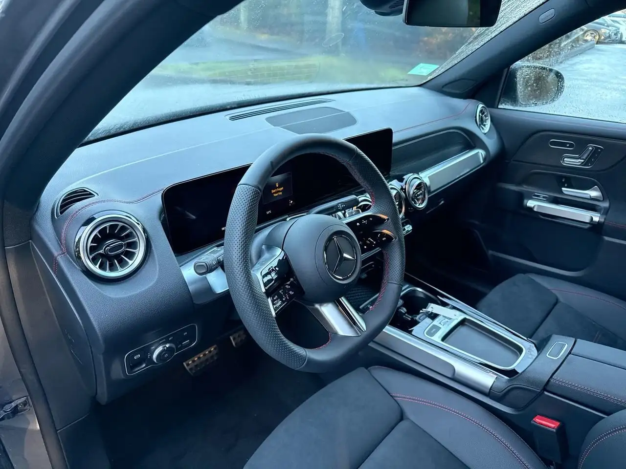 Mercedes-Benz EQB снимка Mercedes-Benz EQB