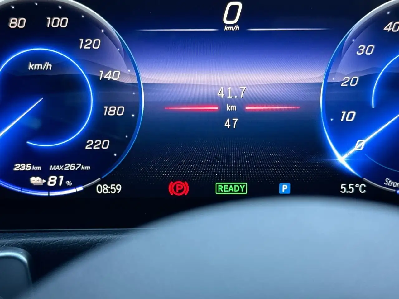 Mercedes-Benz EQB снимка Mercedes-Benz EQB