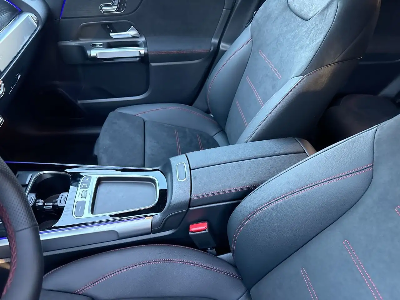 Mercedes-Benz EQB снимка Mercedes-Benz EQB