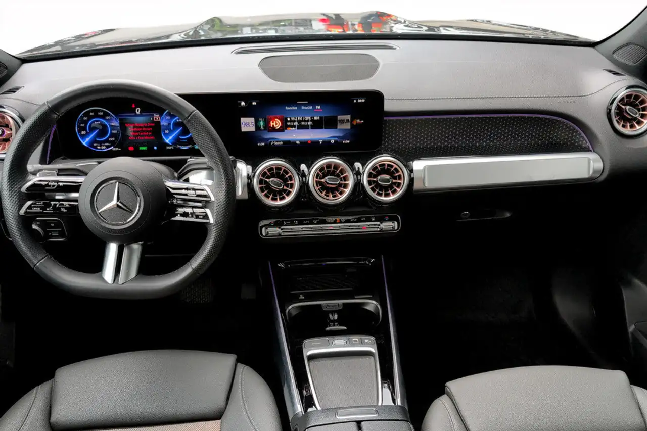Mercedes-Benz EQB снимка Mercedes-Benz EQB