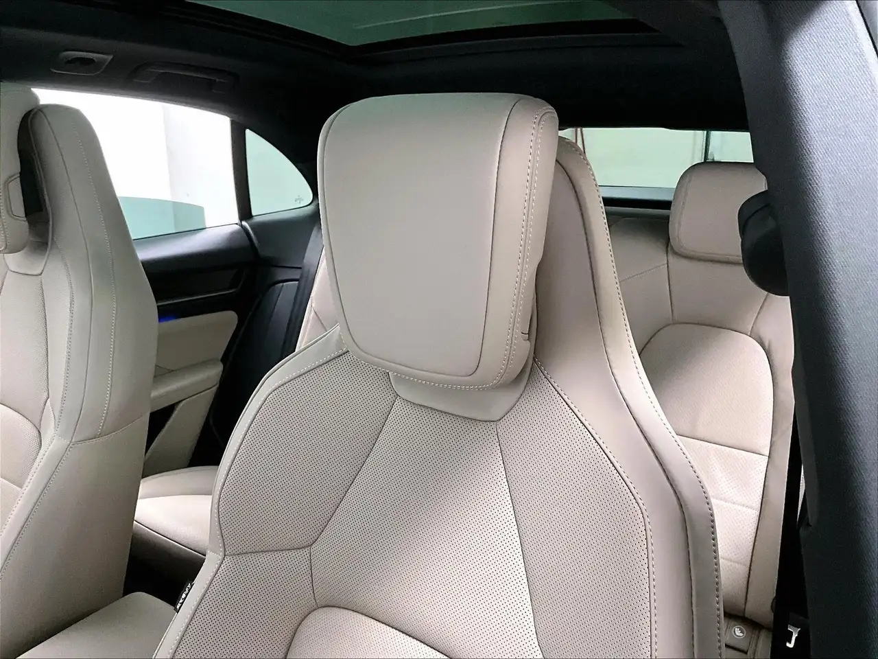 Porsche Macan photo Porsche Macan