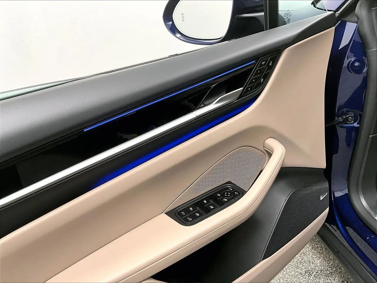Porsche Macan photo Porsche Macan