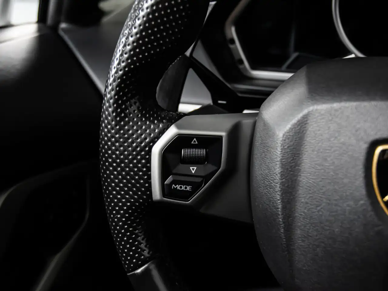 Lamborghini Aventador снимка Lamborghini Aventador