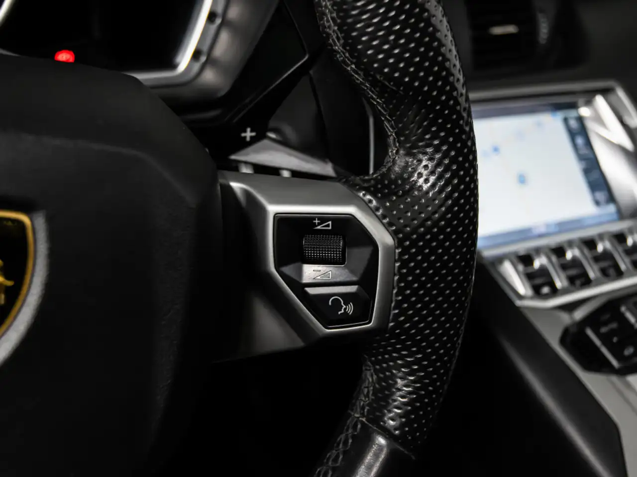 Lamborghini Aventador снимка Lamborghini Aventador