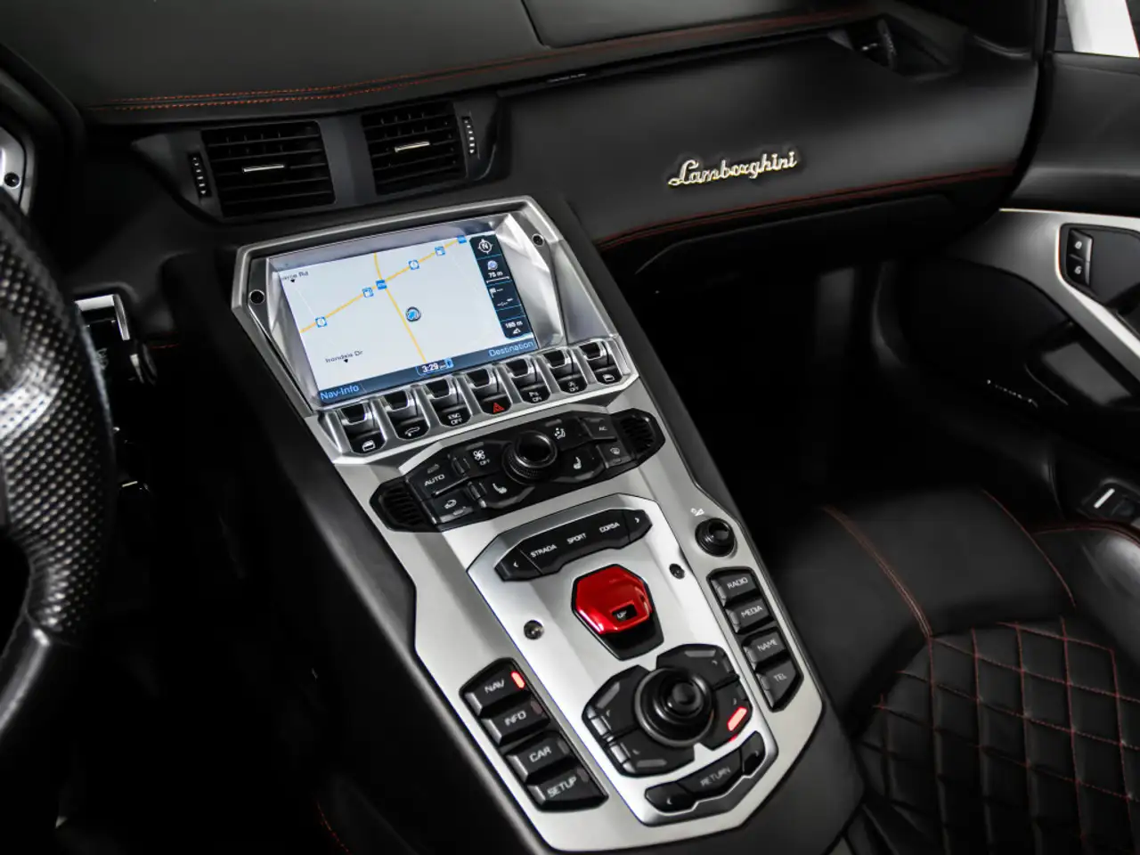 Lamborghini Aventador снимка Lamborghini Aventador