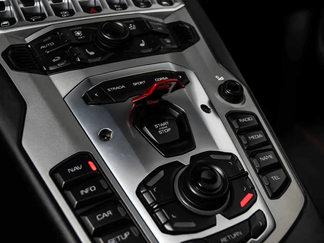 Lamborghini Aventador снимка Lamborghini Aventador