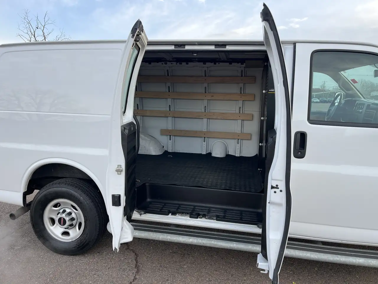 GMC Savana снимка GMC Savana