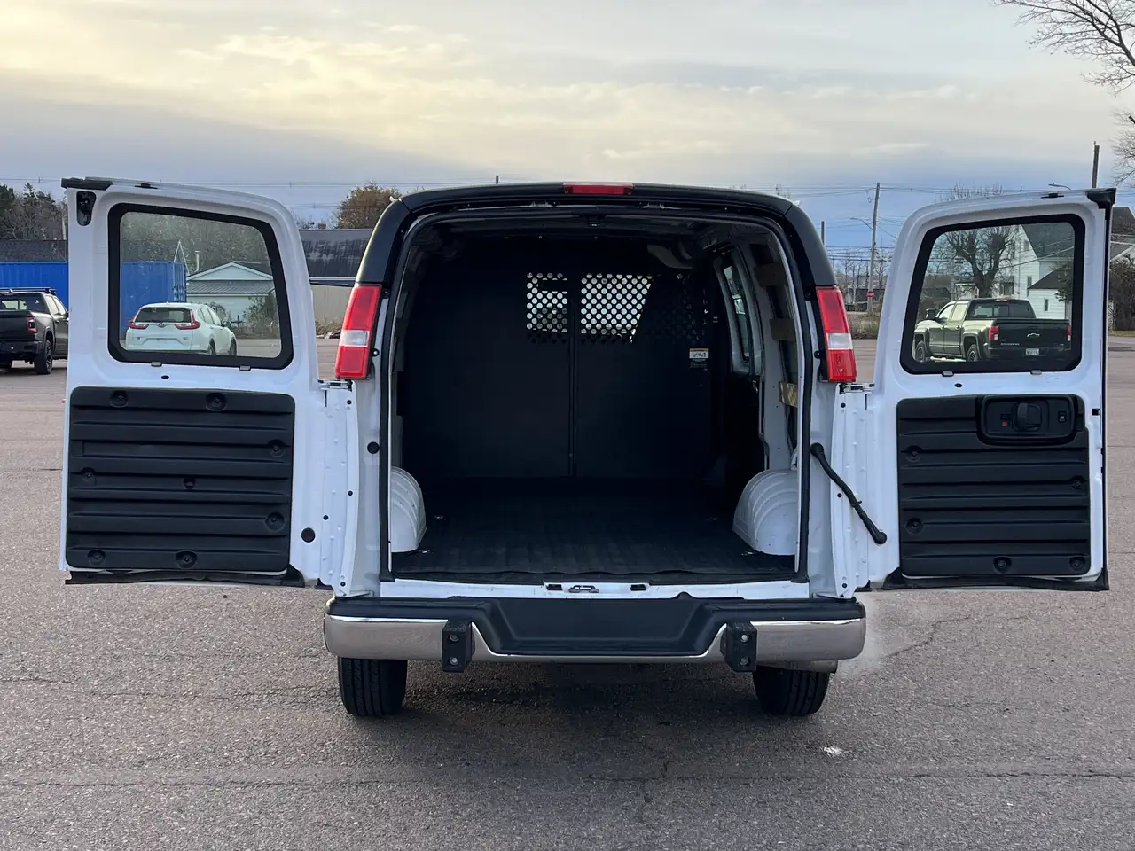 GMC Savana снимка GMC Savana