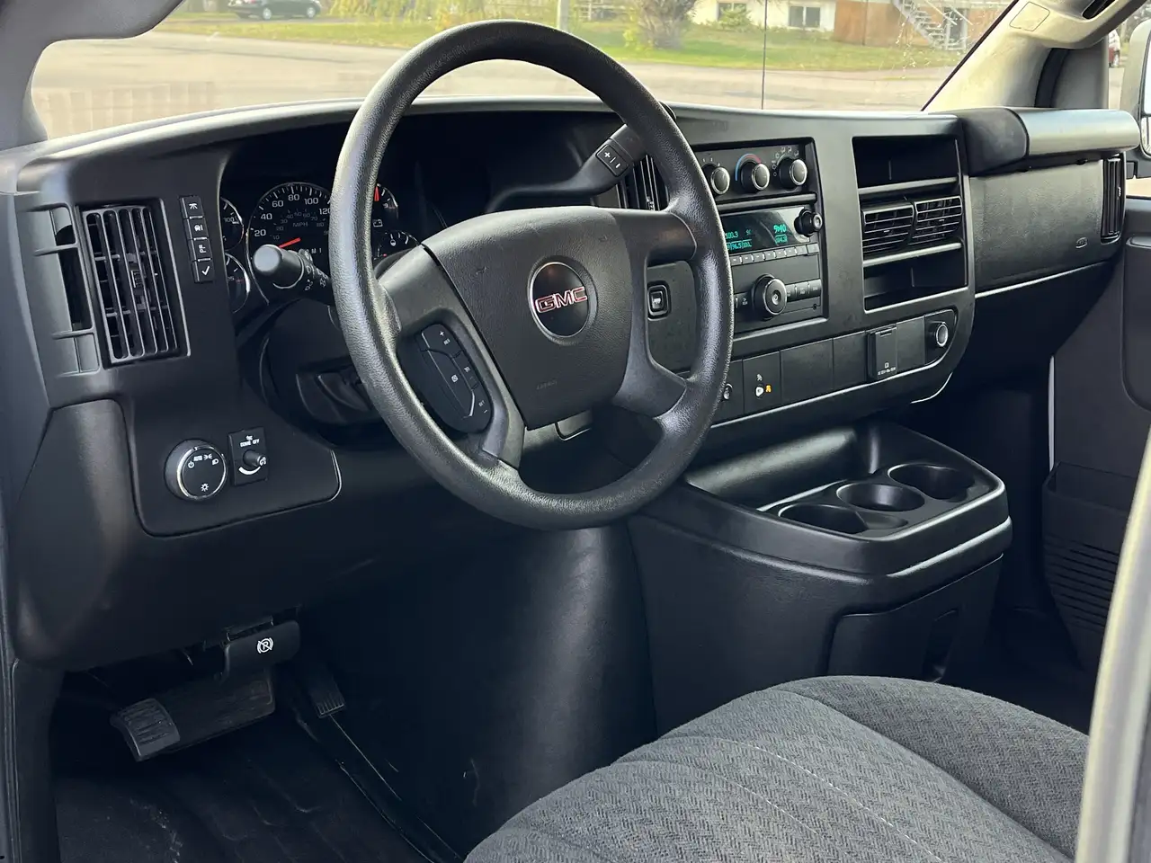 GMC Savana снимка GMC Savana