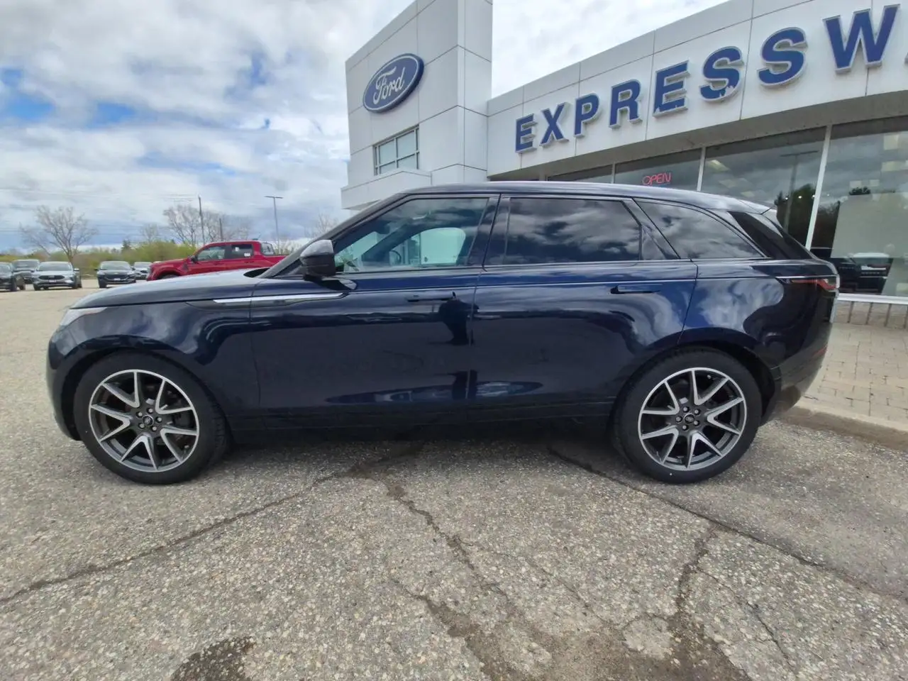 Land Rover Range Rover Velar photo Land Rover Range Rover Velar