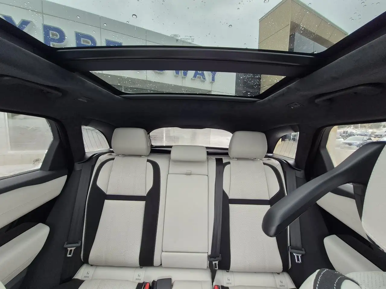 Land Rover Range Rover Velar photo Land Rover Range Rover Velar