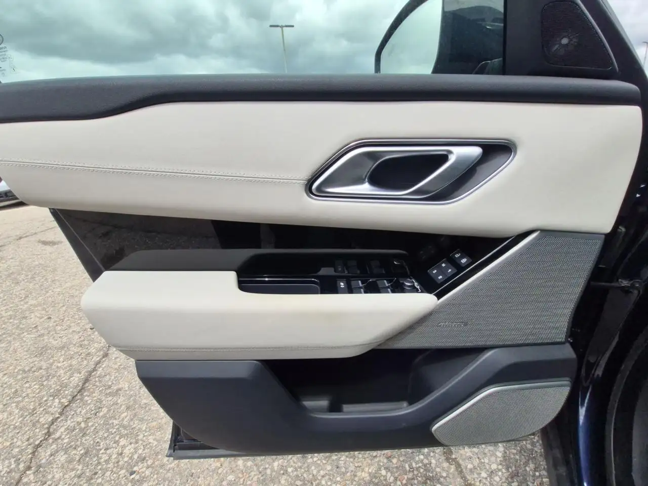 Land Rover Range Rover Velar photo Land Rover Range Rover Velar