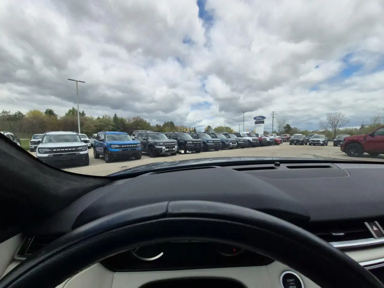 Land Rover Range Rover Velar photo Land Rover Range Rover Velar