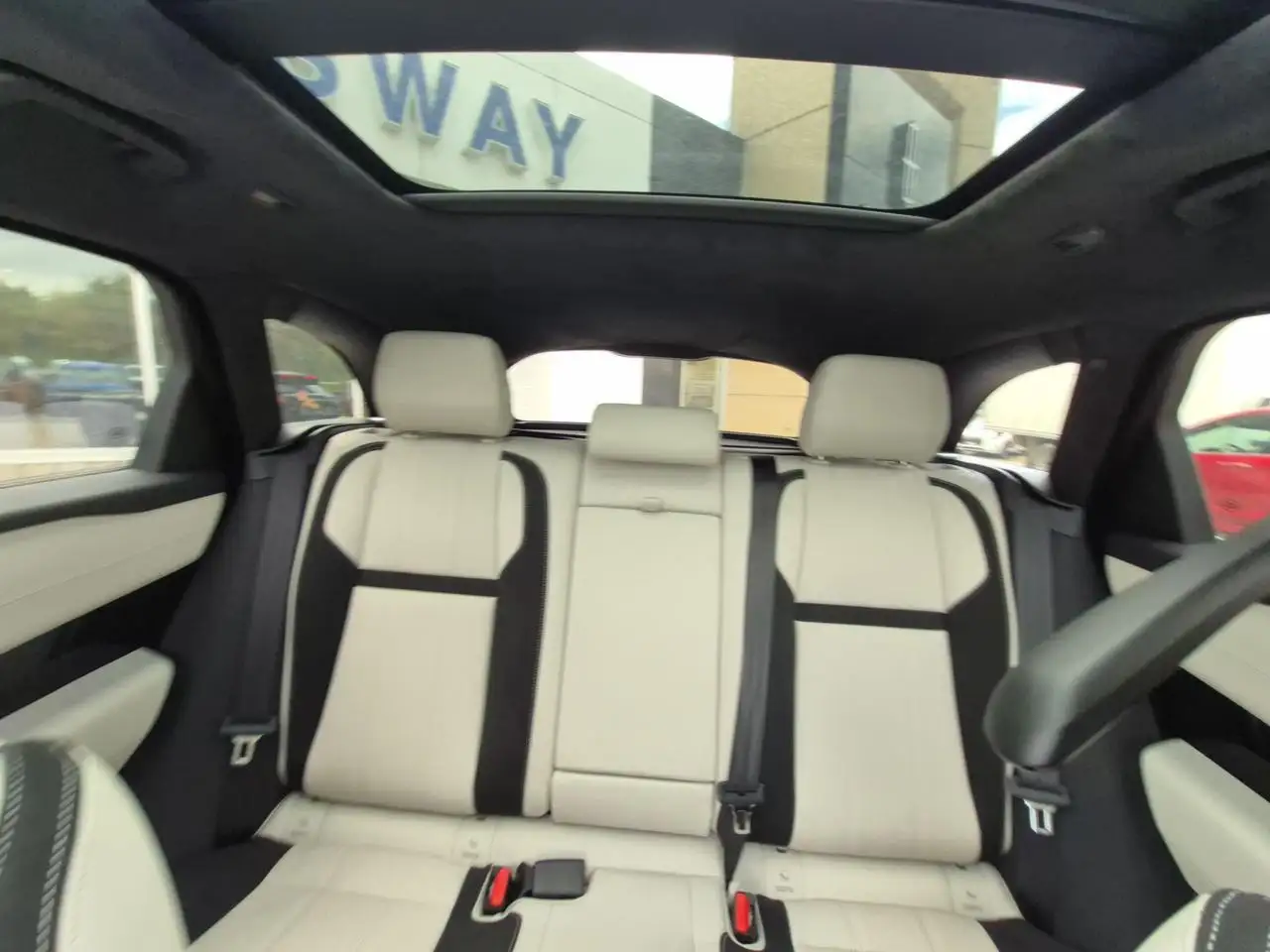 Land Rover Range Rover Velar photo Land Rover Range Rover Velar