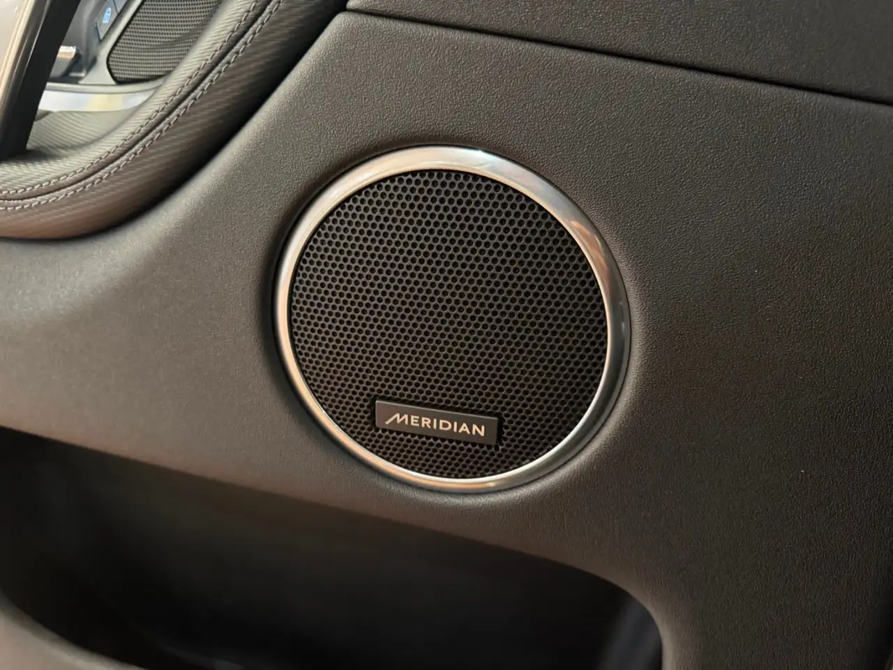 Land Rover Discovery Sport photo Land Rover Discovery Sport
