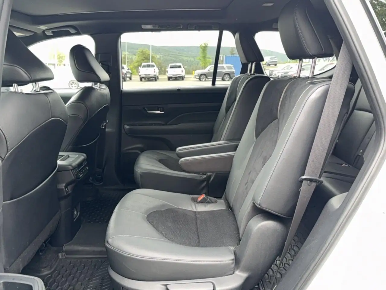 Toyota Grand Highlander снимка Toyota Grand Highlander