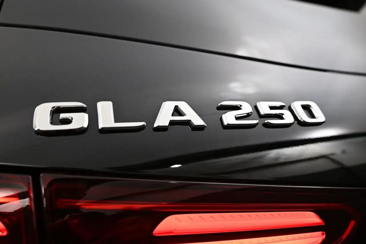 Mercedes-Benz GLA снимка Mercedes-Benz GLA