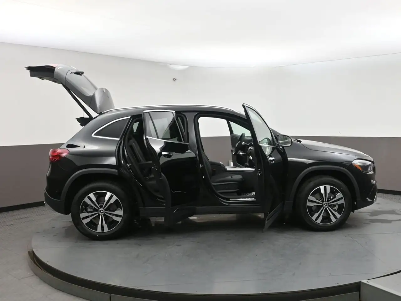 Mercedes-Benz GLA снимка Mercedes-Benz GLA