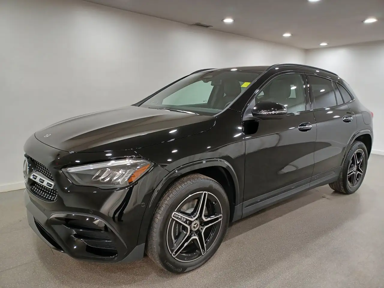 Mercedes-Benz GLA снимка Mercedes-Benz GLA