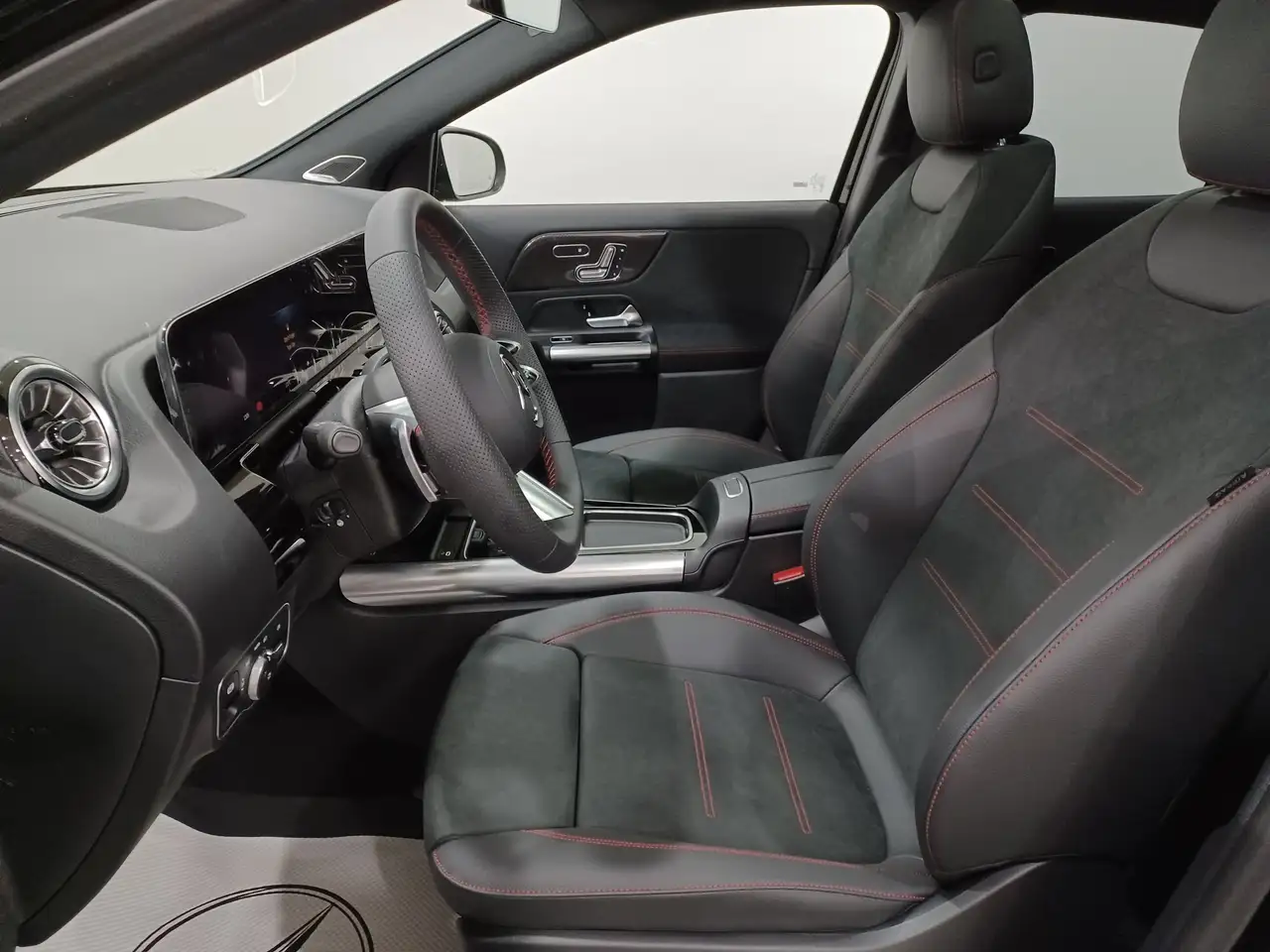 Mercedes-Benz GLA снимка Mercedes-Benz GLA
