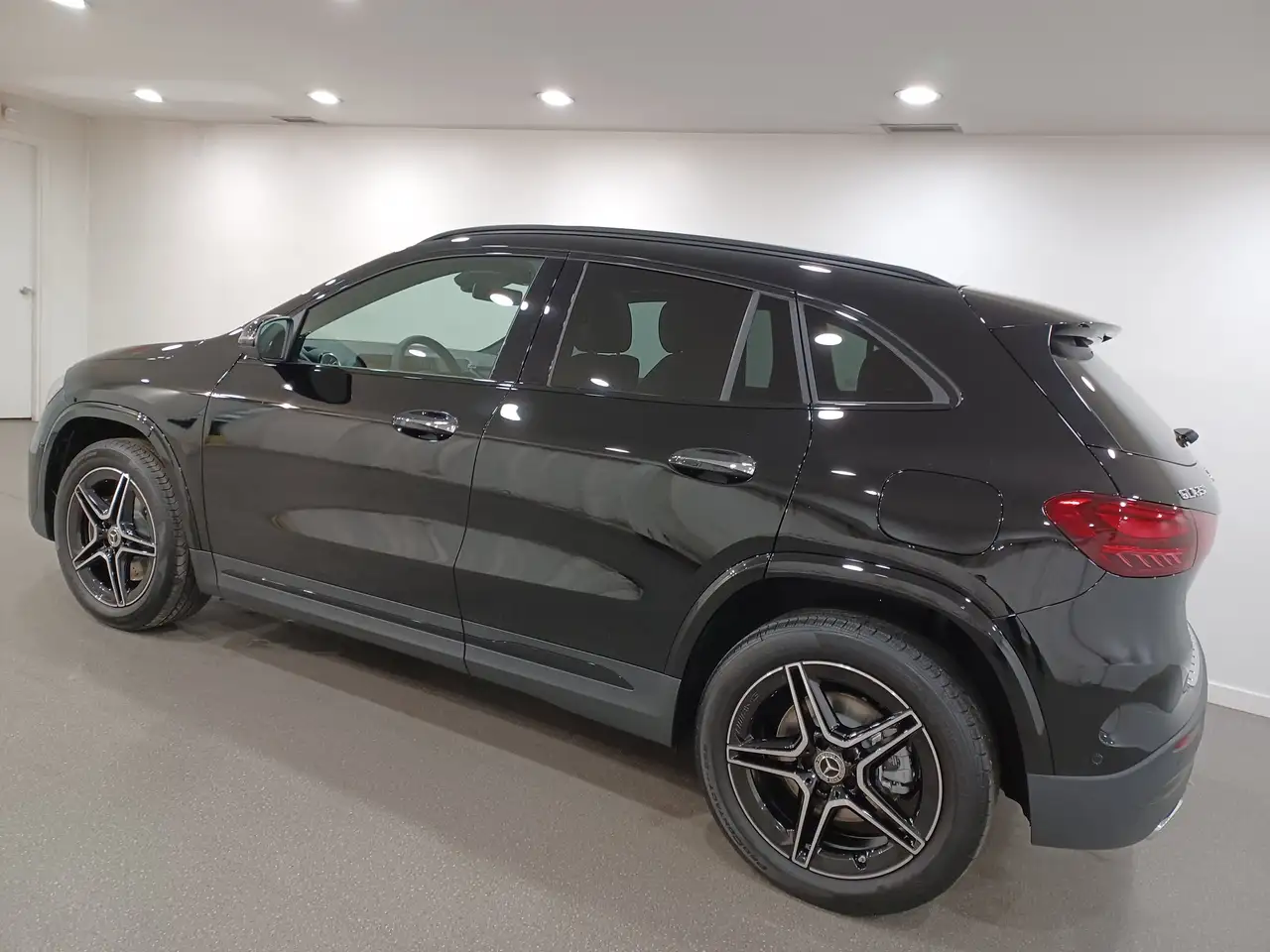 Mercedes-Benz GLA снимка Mercedes-Benz GLA